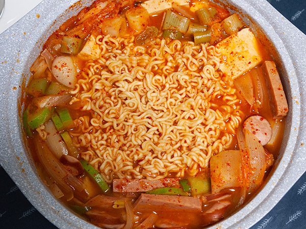 A regra de ouro de comer macarrão quente sozinho